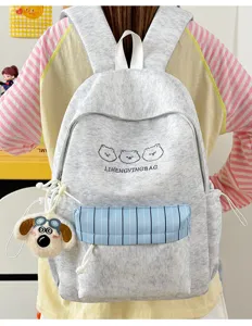 Niedlicher grauer Canvas Rucksack mit Bären Stickerei und blau gestreifter Vordertasche.
