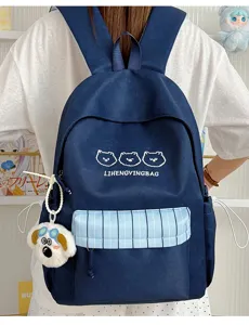 Detailansicht des japanischen süßen farbblockierten Schulrucksacks mit niedlicher Bärenstickerei.