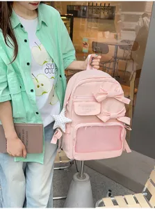 Detalle de mochila rosa con lazo, gran capacidad y bonita ventana transparente muy práctica.