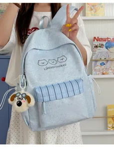 Detailansicht eines süßen hellblauen Studentenrucksacks im japanischen Stil mit Bärenstickerei.