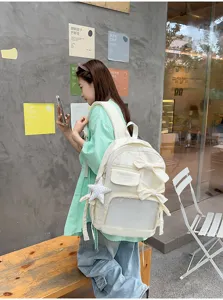 Mochila ita informal de gran capacidad con lazos y ventana transparente para uso diario escolar.