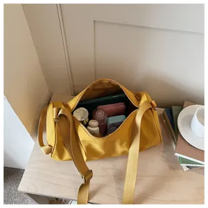 Sac bandoulière cylindrique en nylon minimaliste détail, grande capacité décontracté.