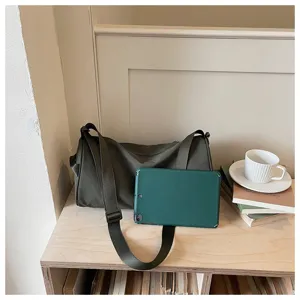 Sac bandoulière cylindre en nylon vert foncé uni polyvalent détail, grand sac de loisirs.