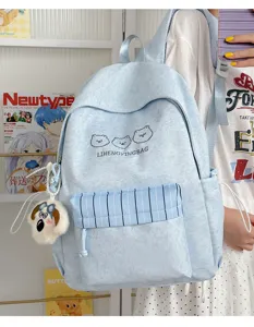 Niedlicher japanischer blauer Schulrucksack mit Bärenstickerei und gestreifter Tasche.