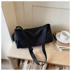 Sac bandoulière cylindrique en nylon noir décontracté, sac fourre-tout minimaliste grande capacité.