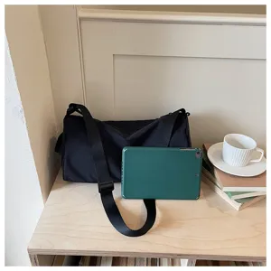 Sac bandoulière minimaliste en nylon noir sac cylindrique décontracté de grande capacité