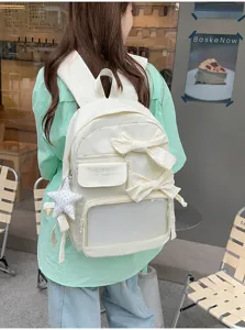 Vista detallada de la mochila ita blanca con lazos bonitos, ventana transparente y estrella.