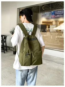 Detailaufnahme des grünen lässigen Rucksacks mit Taschen und praktischen Kordelzügen.