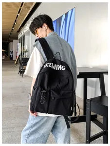 Großer lässiger schwarzer Rucksack mit weißem Logo für Outdoor-Reisen und den Alltag.