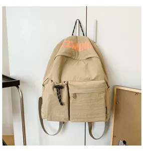 Detailansicht des lässigen khaki Nylon-Rucksacks mit mehreren Außentaschen und großem Volumen.