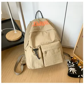 Detailansicht eines lässigen, beigen Canvas-Rucksacks mit Fronttaschen und praktischem Design.