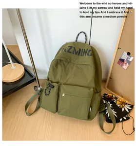 Nahaufnahme des lässigen grünen Rucksacks aus Canvas mit mehreren praktischen Taschen.