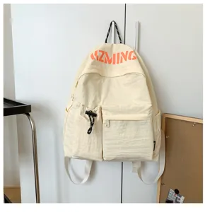 Lockerer Canvas-Rucksack Detailansicht mit mehreren Taschen und strapazierfähigem Design.