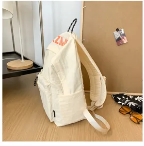 Lockerer minimalistischer Canvas-Rucksack mit viel Stauraum für Reisen und den Alltag.