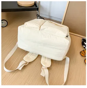Detailansicht des großen beige-farbenen Rucksacks mit Vordertaschen und stabilen Schulterriemen.