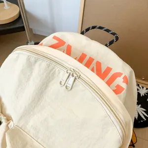 Grosse kapazitive Freizeittasche Rucksack fuer Reisen und Schule mit orangefarbenem Print.