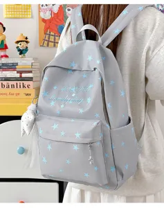 Casual grote grijze schoolrugzak met schattig blauw sterrenpatroon voor studenten en dagelijks gebruik.