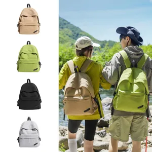 Vue détaillée du sac à dos décontracté de grande capacité avec scène de voyage en plein air.