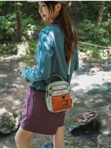 Bolso cruzado ligero de nylon con cordón para viajes al aire libre y deporte vista de detalle.