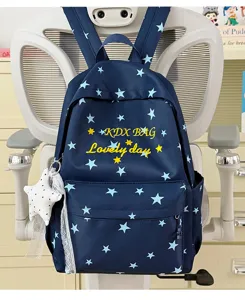 Gedetailleerd overzicht van blauwe sterren rugzak met hanger, grote capaciteit voor school.
