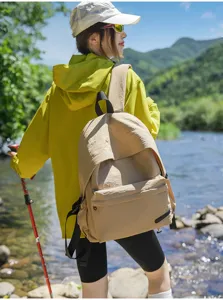 Sac à dos beige minimaliste et décontracté pour voyage, grand sac en nylon pratique.