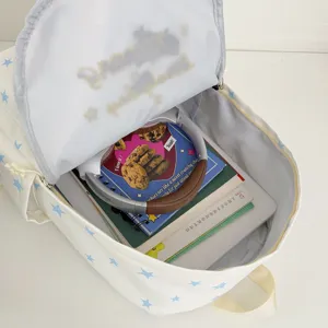 Casual rugzak met grote capaciteit en blauw sterrenpatroon voor school en dagelijks gebruik.