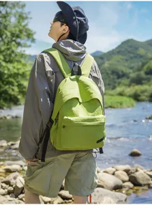 Sac à dos minimaliste décontracté de grande capacité en vert vif, idéal pour les voyages.
