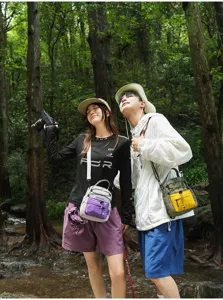 Bolso bandolera de nailon ligero para viajes al aire libre, diseño con cordón y gran capacidad.