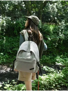 Sac à dos décontracté minimaliste de grande capacité pour les voyages en plein air.