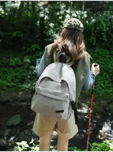 Vue de detail du sac a dos gris minimaliste de grande capacite pour les voyages en plein air.