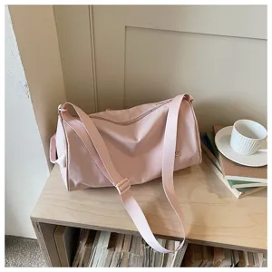 Sac bandoulière cylindrique en nylon rose minimaliste, grand sac de loisirs quotidien chic.