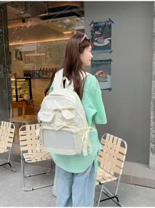 Vista detallada de la mochila casual beige para cercanías con bonitos lazos.