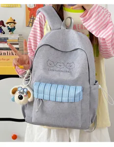 Japanischer lässiger grauer Rucksack mit blau gestreifter Tasche und süßem Bärenmuster für Mädchen.