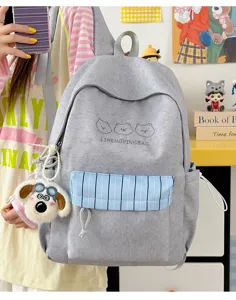 Detailansicht des japanischen süßen Rucksacks mit geräumigem Design und Anhänger.