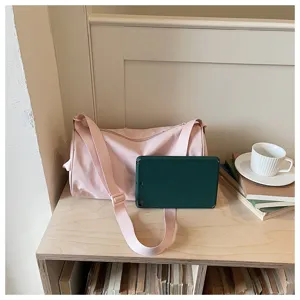 Sac à bandoulière minimaliste en nylon pour femme, grand sac cylindrique de loisirs et bureau.