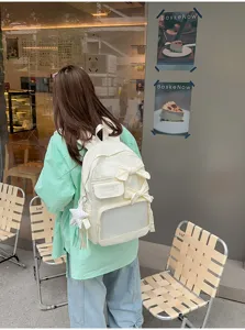 Vista detallada de la mochila de mujer con lazos bonitos y un bolsillo de malla frontal.