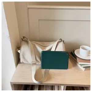 Vue détaillée du sac cylindrique en nylon minimaliste et décontracté pour les trajets quotidiens.