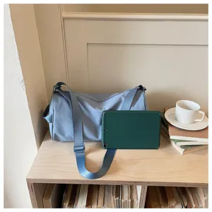 Sac polochon d'épaule en nylon bleu vue détaillée, sac bandoulière décontracté pour femme.