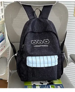 Ansicht des japanischen Farbblock-Rucksacks mit süßer Bärenstickerei und gestreifter Tasche.