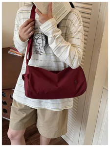 Sac bandoulière cylindrique en nylon décontracté pour femme, grand cabas de travail tendance.