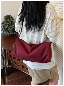 Sac bandoulière cylindrique en nylon pour femme, sac de transport élégant vue détaillée.