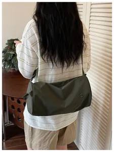 Sac bandoulière cylindrique en nylon décontracté pour femmes, grande capacité pour le travail.