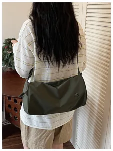 Sac bandoulière cylindre en nylon décontracté pour femme, grand cabas de travail.