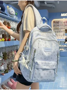 Chique sterprint grote capaciteit studenten rugzak, gedetailleerd overzicht met schattige hangers.
