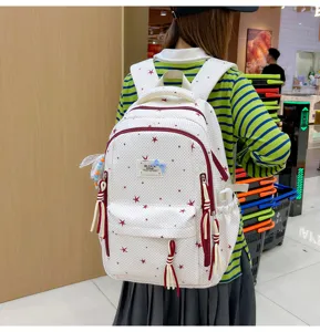 Casual canvas schoolrugzak met rode sterren, multi-pocket ontwerp voor dagelijks gebruik.