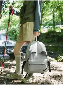 Vue de détail en gros plan du sac à dos gris minimaliste décontracté pour voyage.