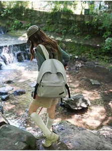 Vue détaillée du sac à dos décontracté minimaliste de grande capacité pour voyages.