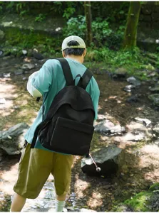 Sac à dos noir élégant et décontracté pour voyage, grande capacité et confort.