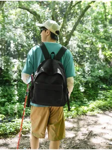 Sac à dos de loisir noir pour extérieur avec grande capacité, tissu durable et bretelles.