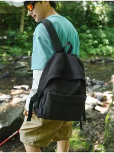 Détail de la scène en plein air montrant le sac à dos noir décontracté porté près d'un ruisseau.